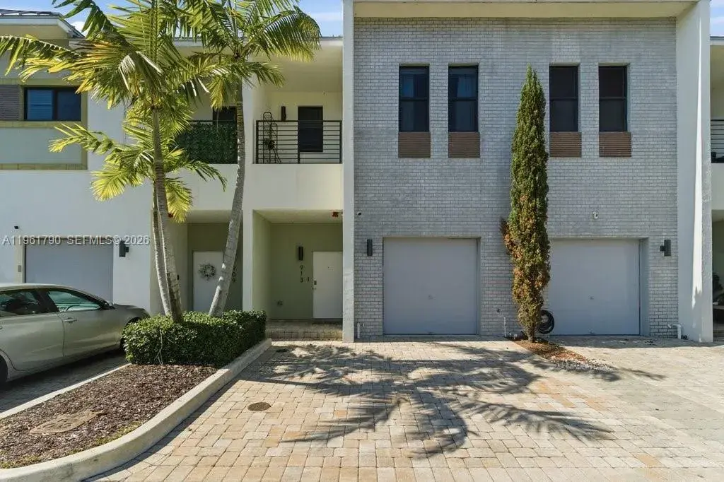 3 bedroom 2 bath Residential for sale at 913 NW 45th Ter, Plantation FL 33317
