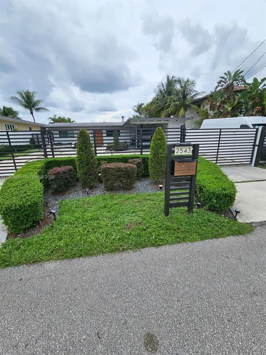 3 bedroom 2 bath Residential for sale at 2543 Gulfstream Ln, Fort Lauderdale FL 33312