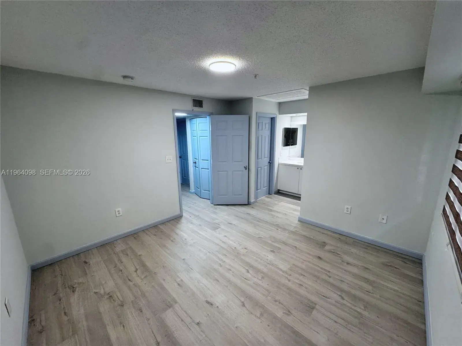 2881 NE 185th St # 102, Aventura FL 33180