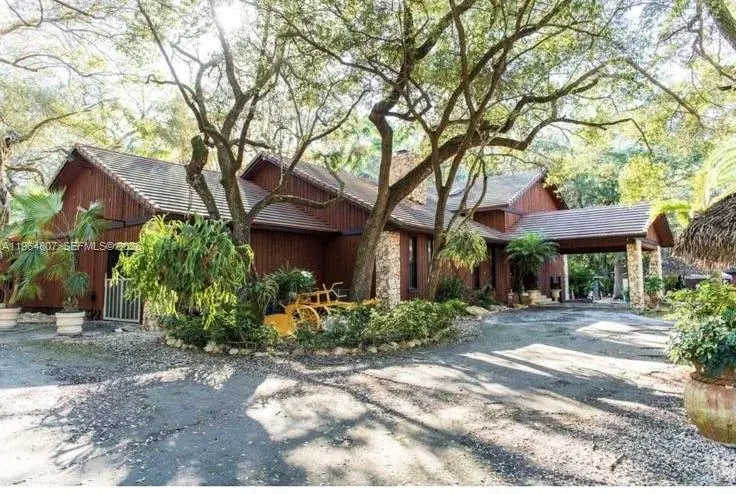 6 bedroom 3 bath Residential for sale at 15425 SW 268th St, Homestead FL 33032