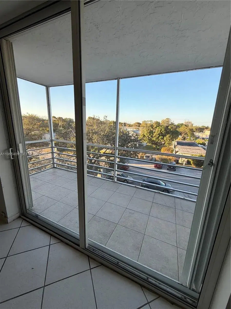 1830 Dixieanna St # 406, Hollywood FL 33020