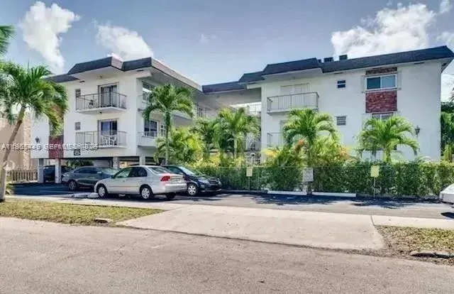 1 bedroom 1 bath Residential for sale at 1840 Dewey St # 103, Hollywood FL 33020