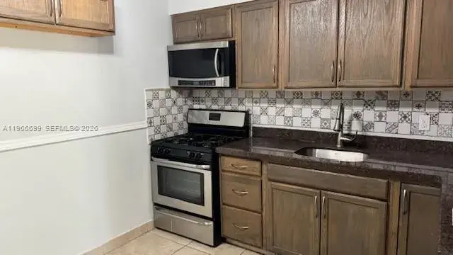 2 bedroom 1 bath Residential Lease for rent at 811 NE 8th St # 3, Hallandale Beach FL 33009