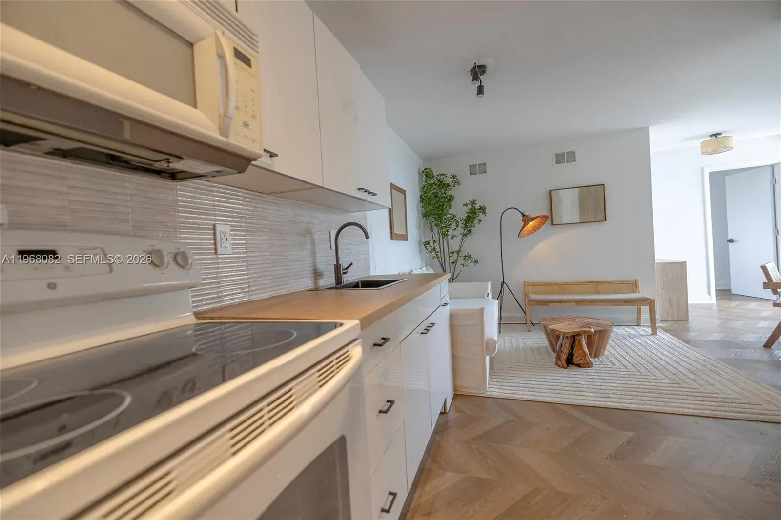 1 bedroom 1 bath Residential Lease for rent at 1255 W Collins Ave # 604, Miami Beach FL 33139