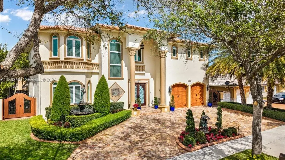 6 bedroom 5 bath Residential for sale at 7851 NW 166th Ter, Miami Lakes FL 33016