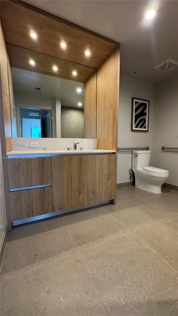 1 bedroom 1 bath Residential Lease for rent at 11 NE 6th street # 2212, Miami FL 33132