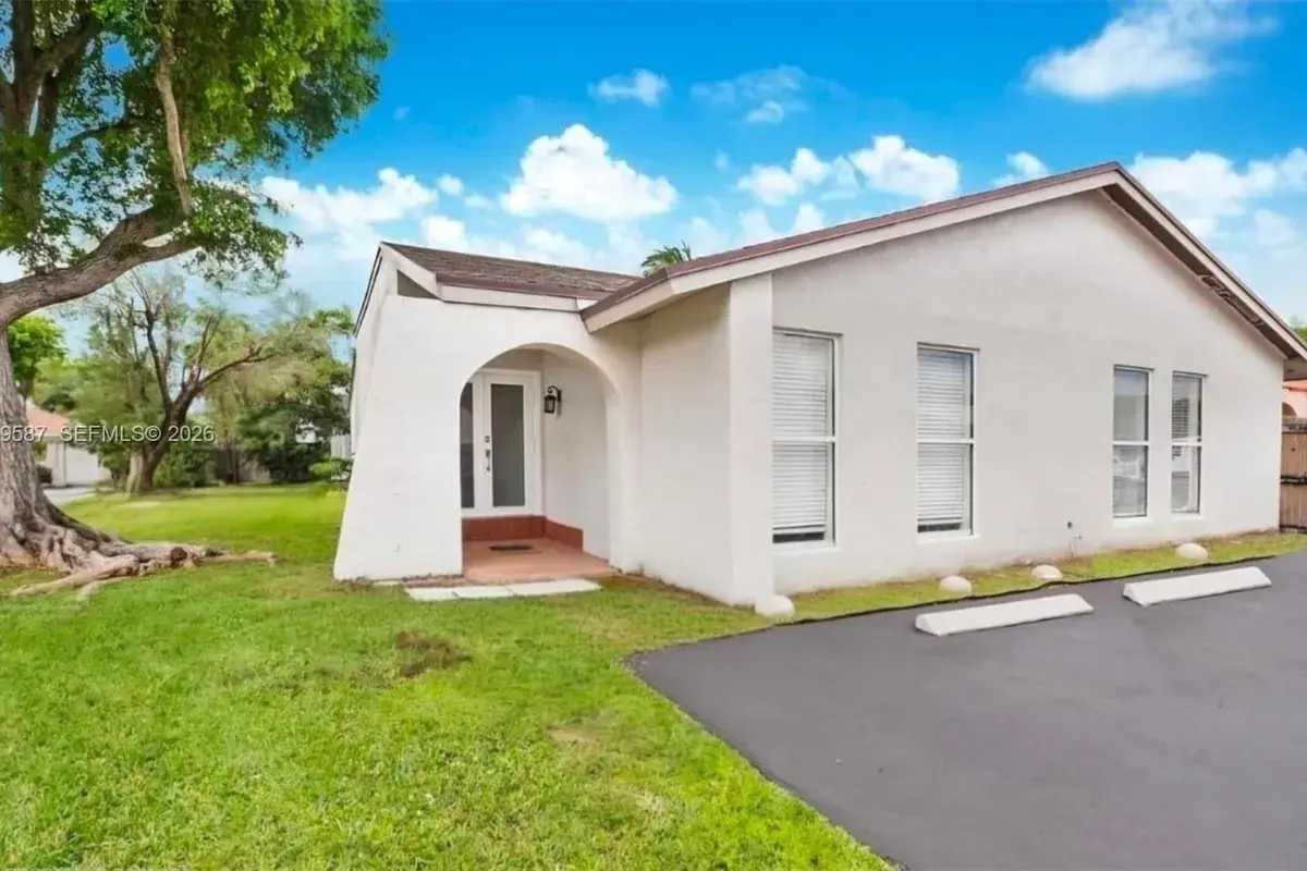 11417 SW 35 ln, Miami FL 33165