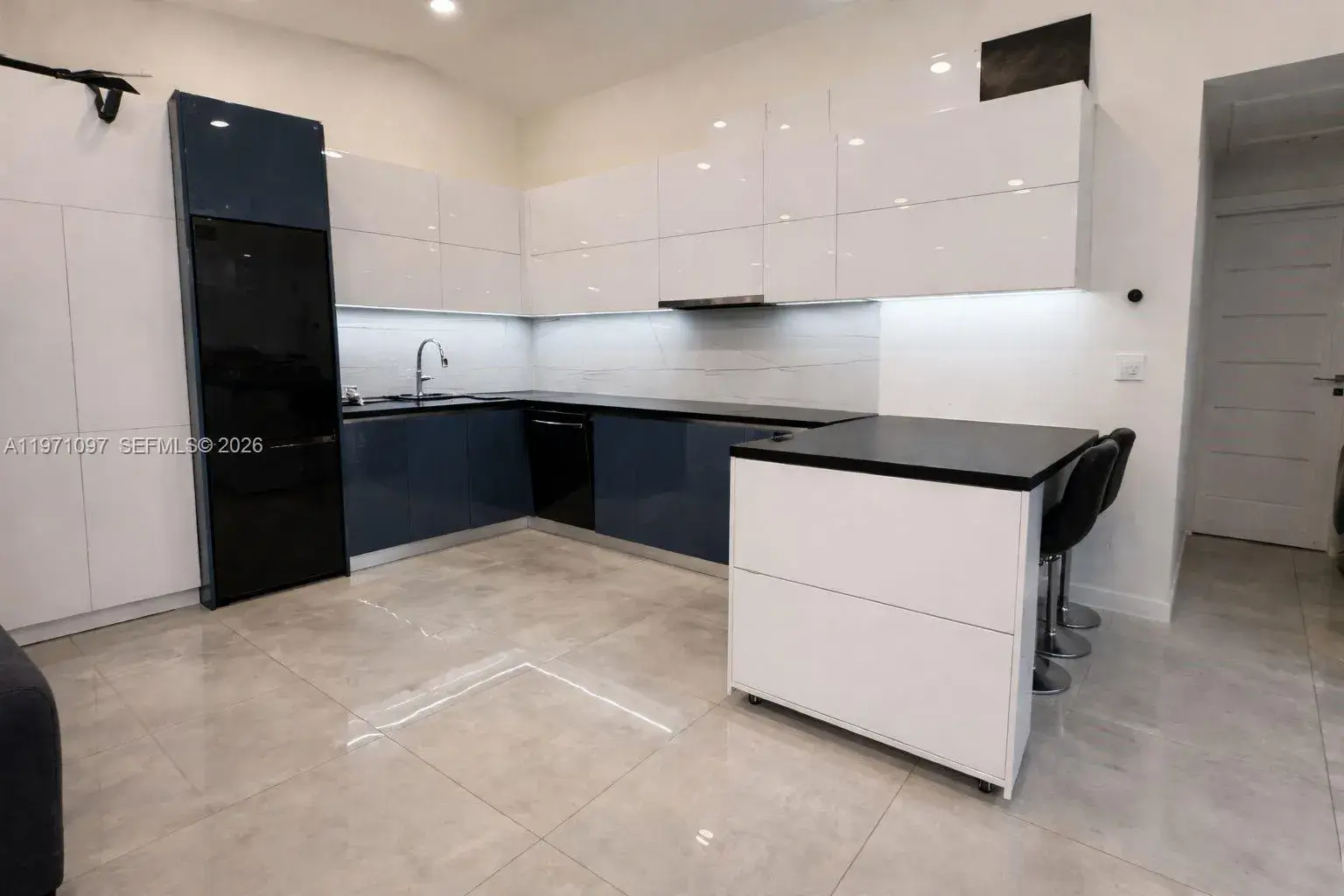1 bedroom 1 bath Residential Lease for rent at 500 NE 3rd St # 103, Hallandale Beach FL 33009