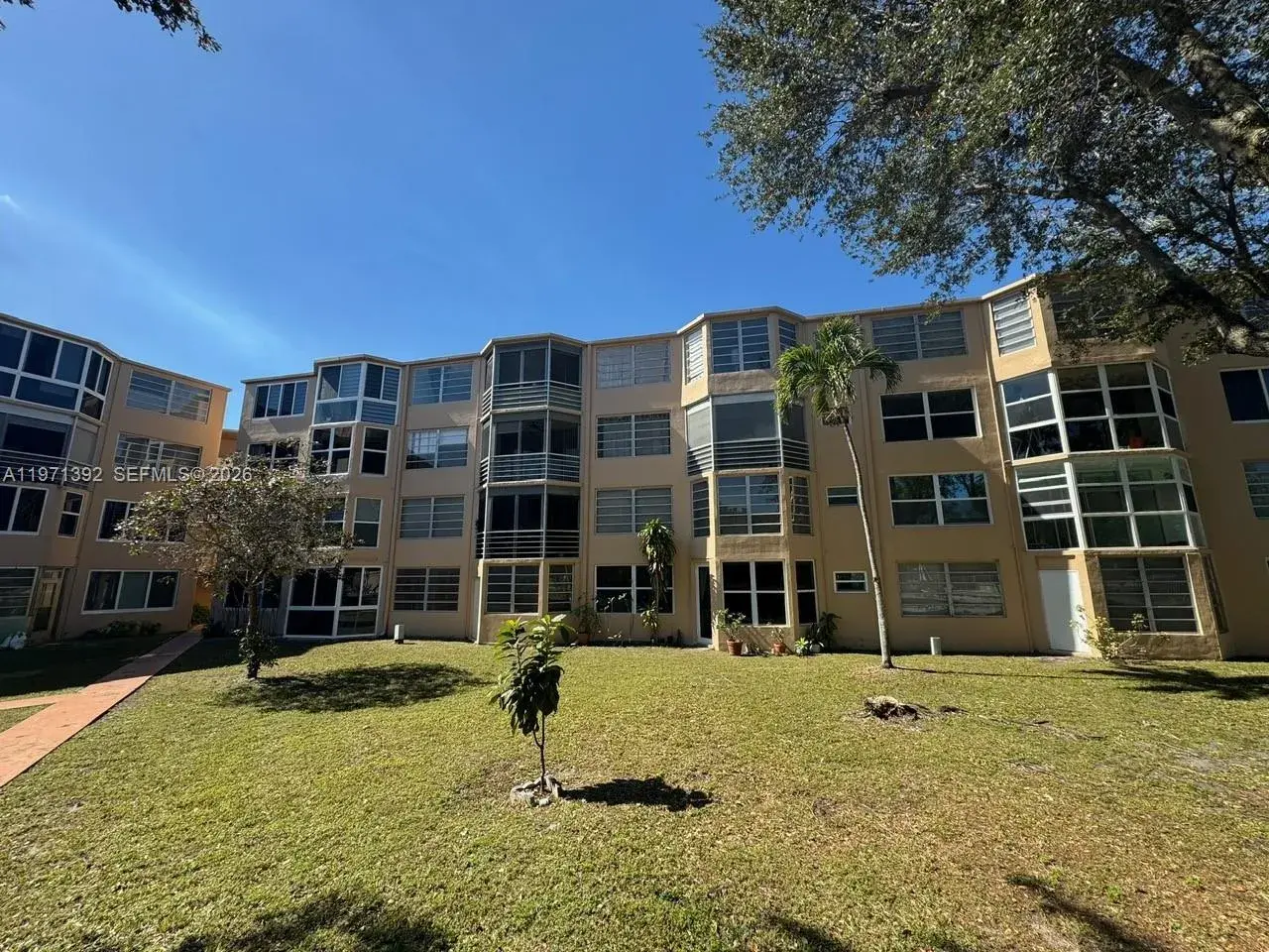 2 bedroom 2 bath Residential for sale at 1301 NE 191st St # F405, Miami FL 33179