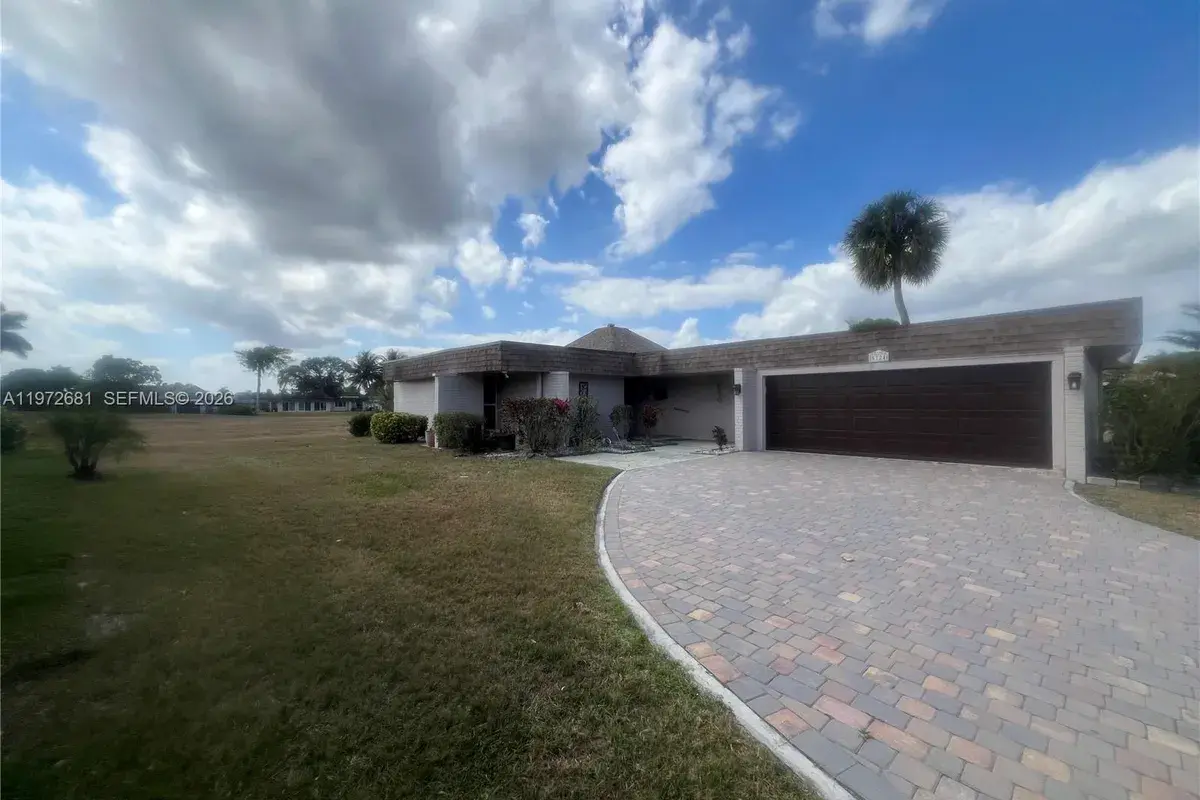 5724 S Bayberry Ln, Tamarac FL 33319