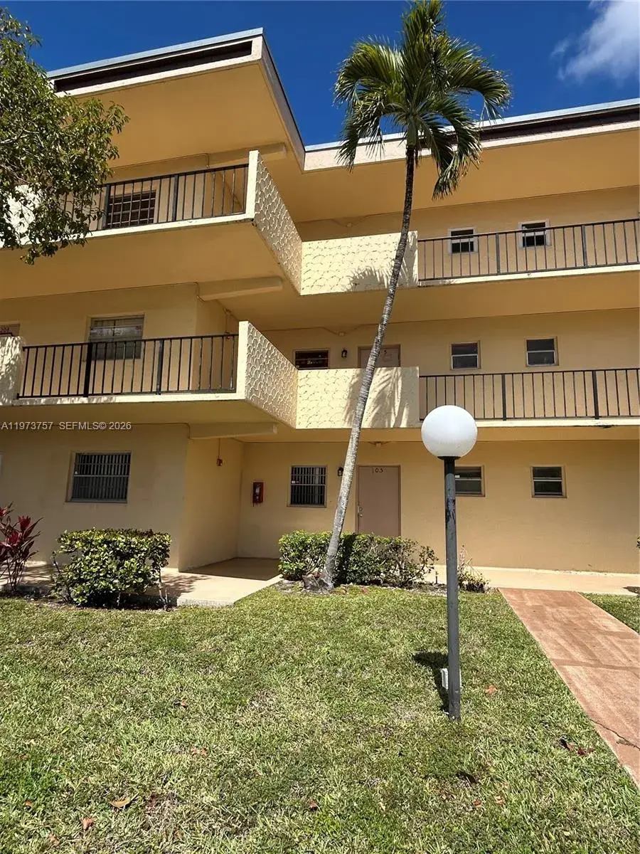 1 bedroom 1 bath Residential Lease for rent at 301 Cambridge Rd # 105, Hollywood FL 33024
