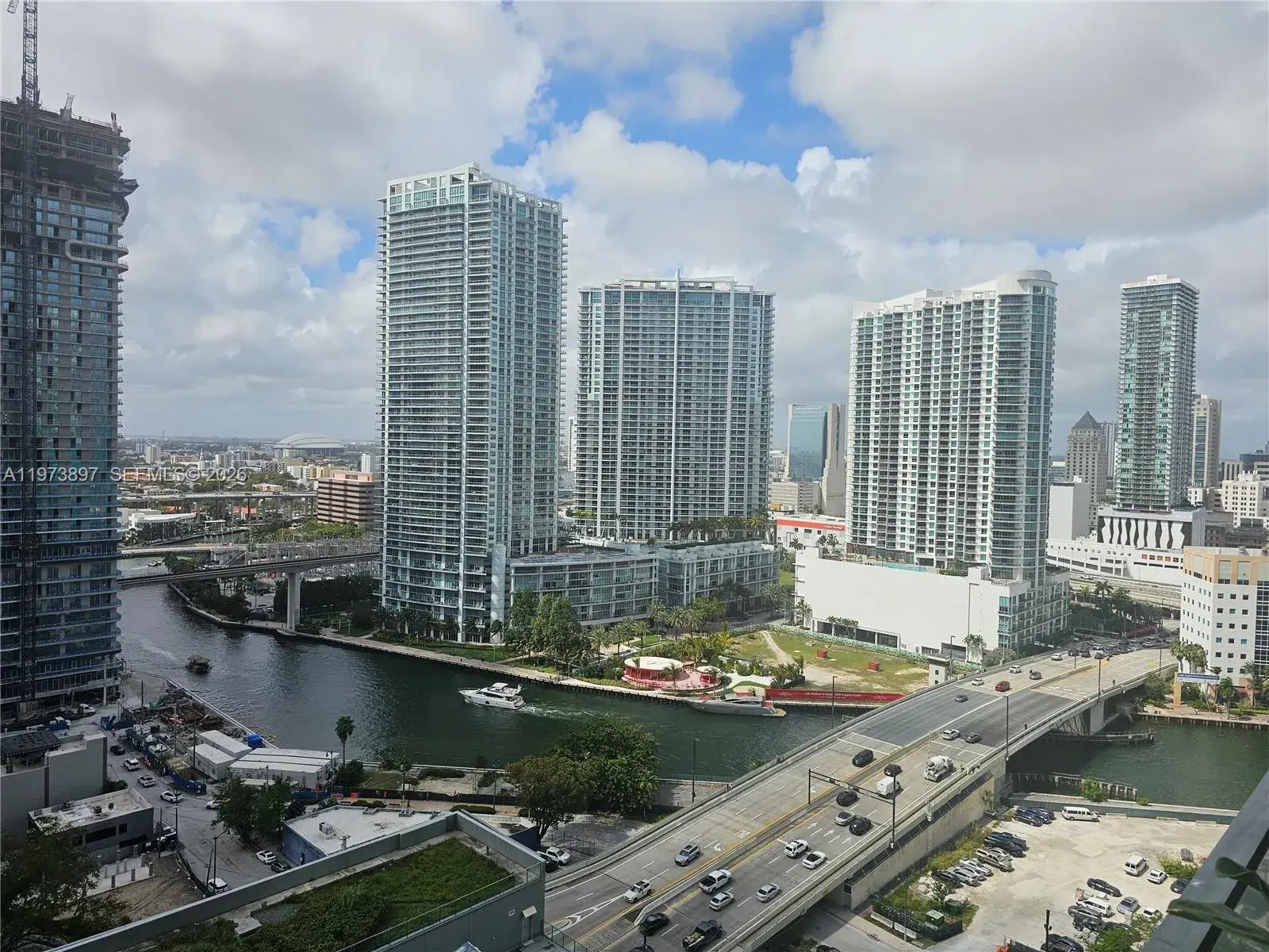 1 bedroom 1 bath Residential Lease for rent at 68 SE 6th St # 1806, Miami FL 33131