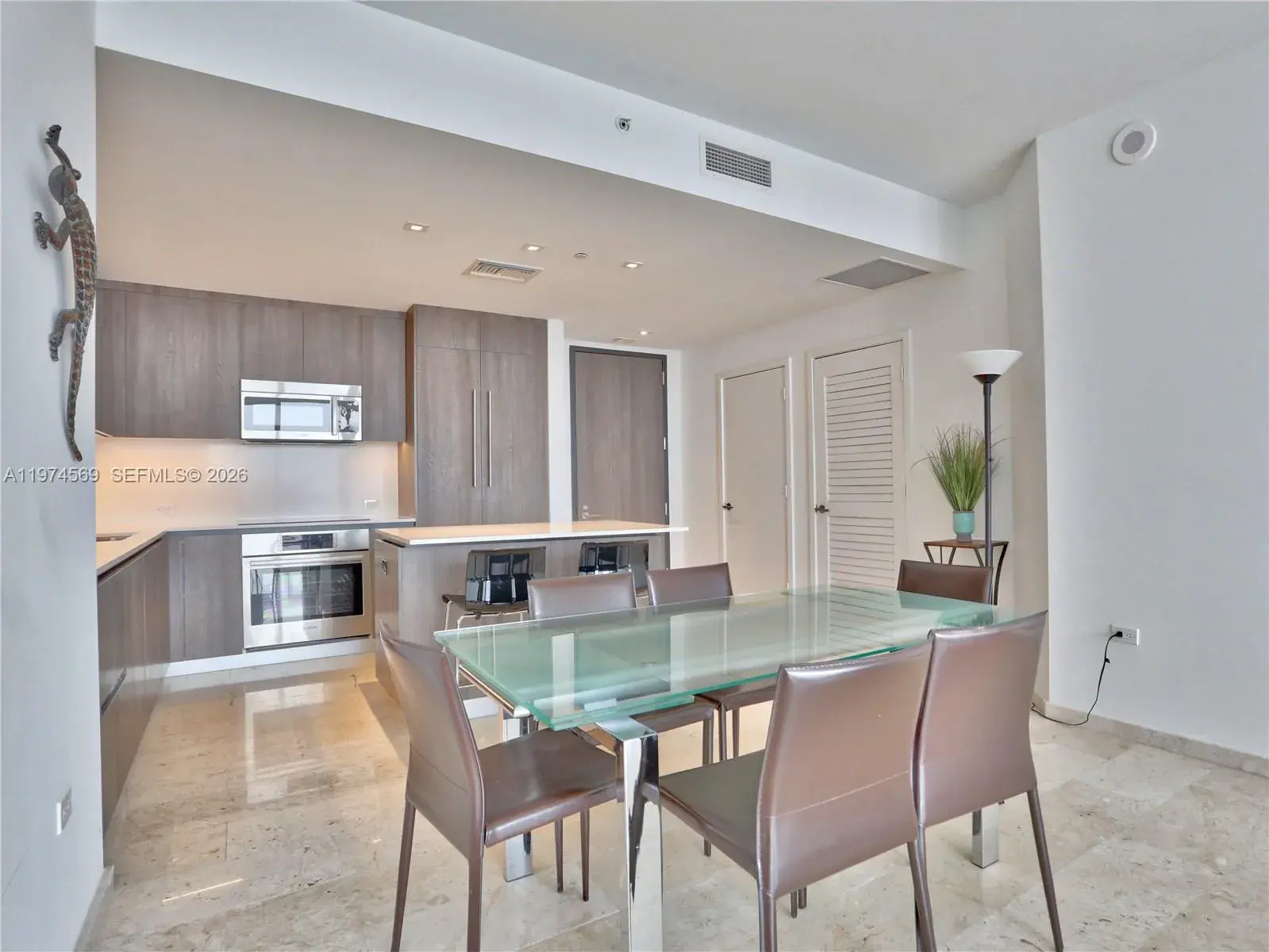 88 SW 7th St # 3805, Miami FL 33130