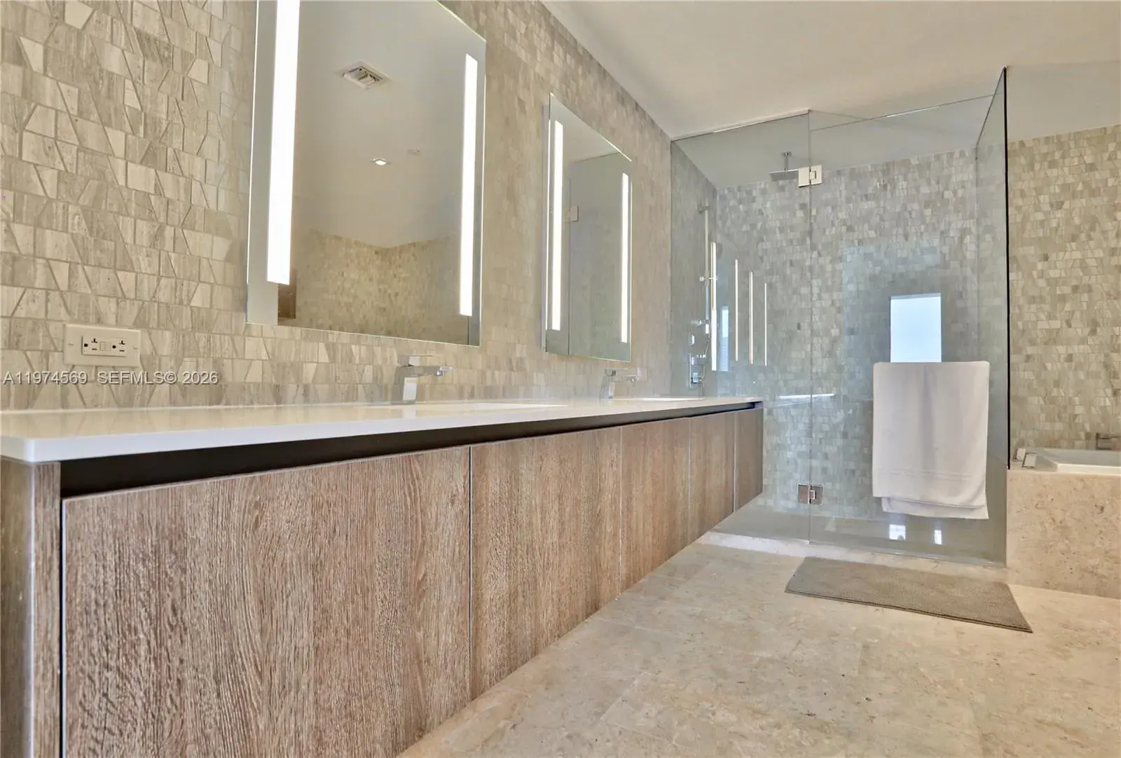 88 SW 7th St # 3805, Miami FL 33130