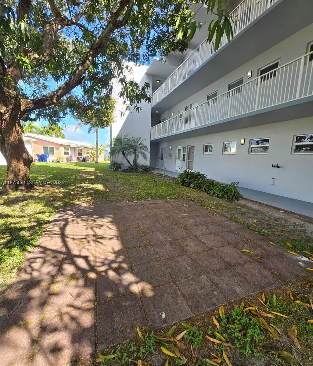 2 bedroom 2 bath Residential Lease for rent at 2309 Park Ln # 116, Hollywood FL 33021