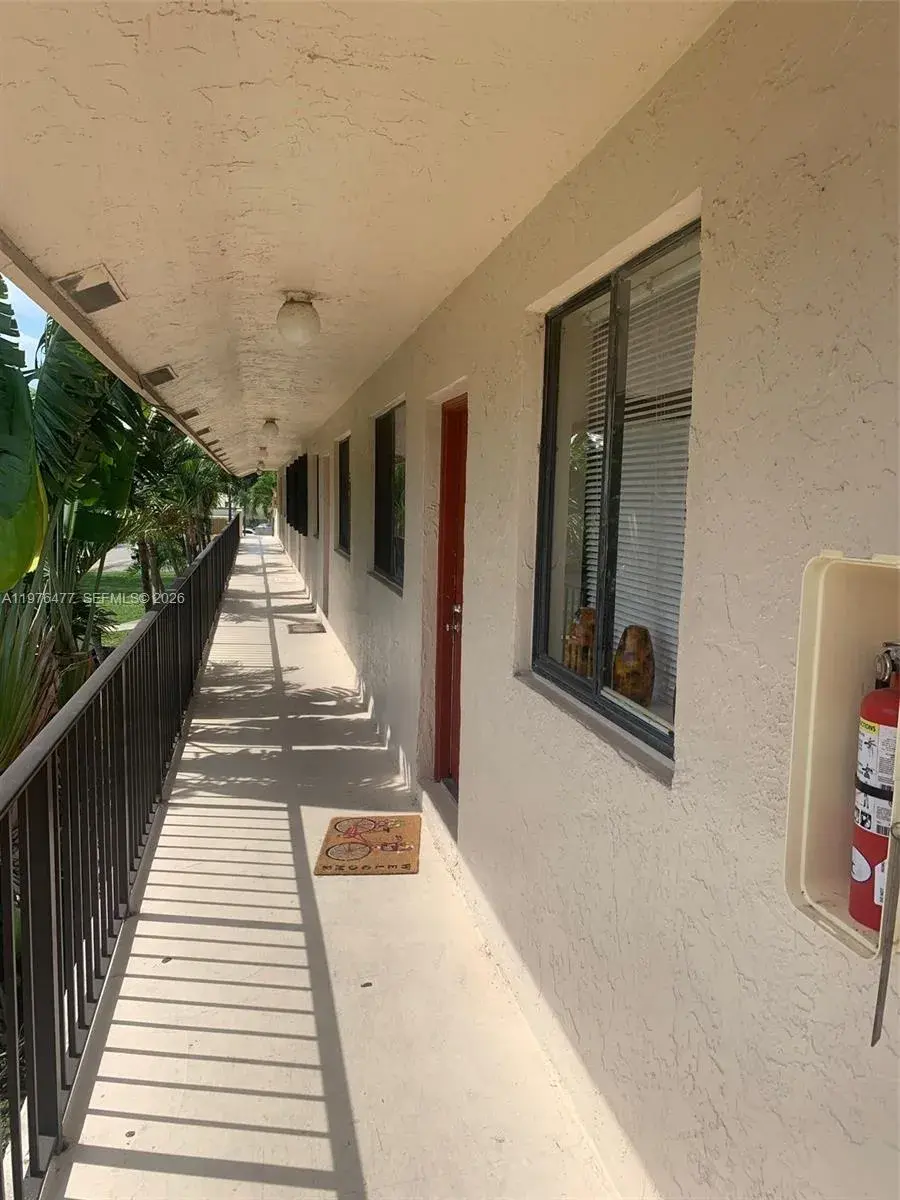 300 Nottingham Cir # J, Green Acres FL 33463