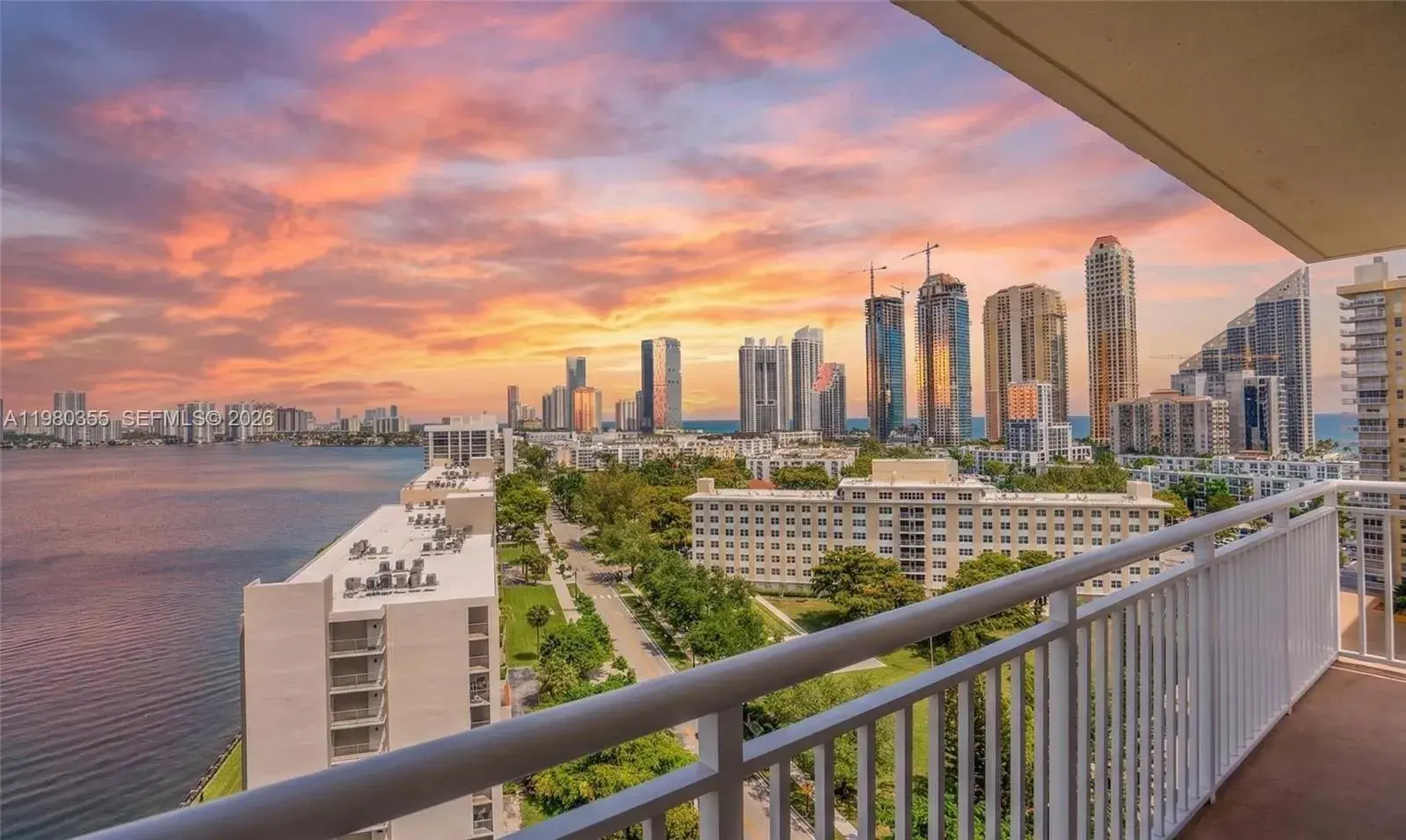 2 bedroom 2 bath for sale at 251 174th St # 1517, Sunny Isles Beach FL 33160