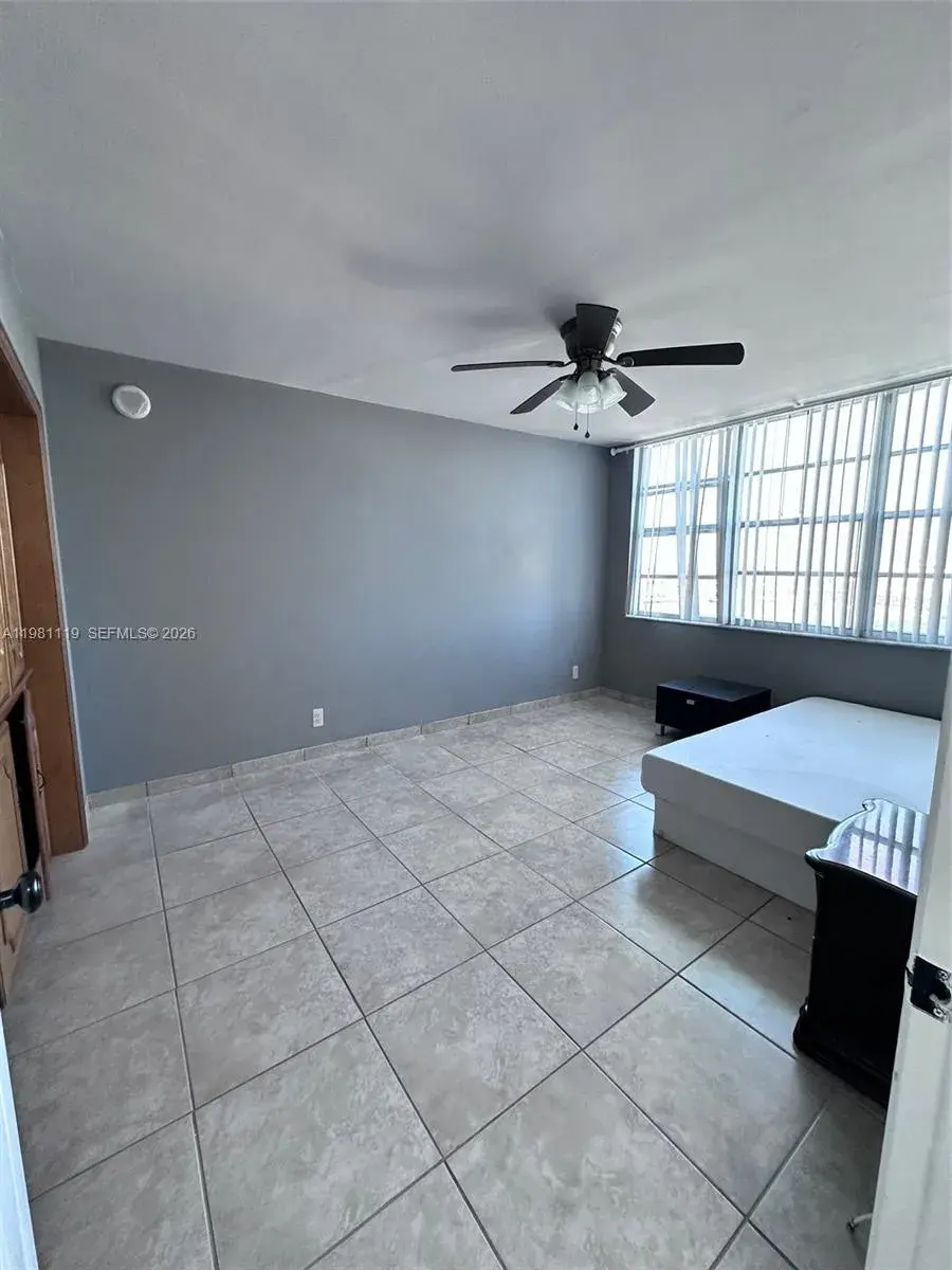 137 Golden Isles Dr # 1110, Hallandale Beach FL 33009