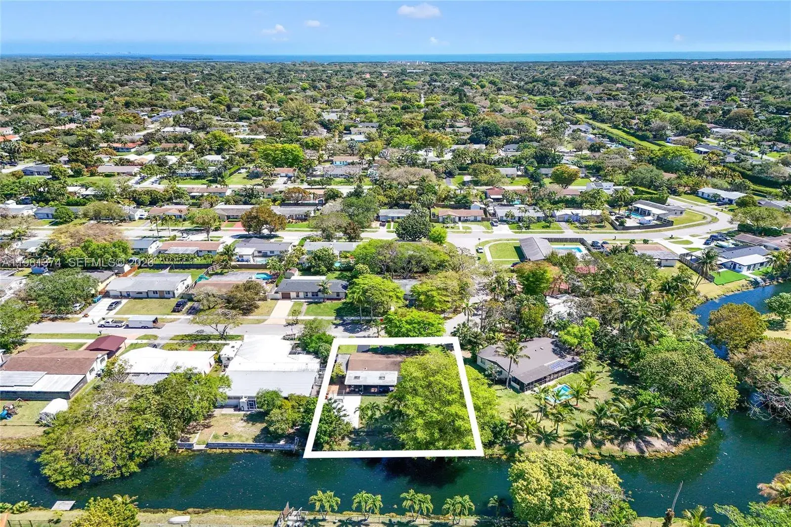 3 bedroom 2 bath Residential for sale at 18044 SW 89th Pl, Palmetto Bay FL 33157
