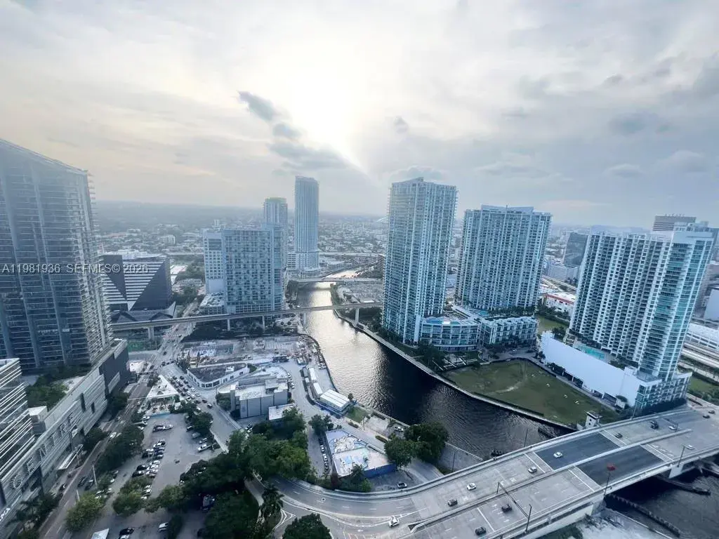 68 SE 6 # 3510, Miami FL 33131