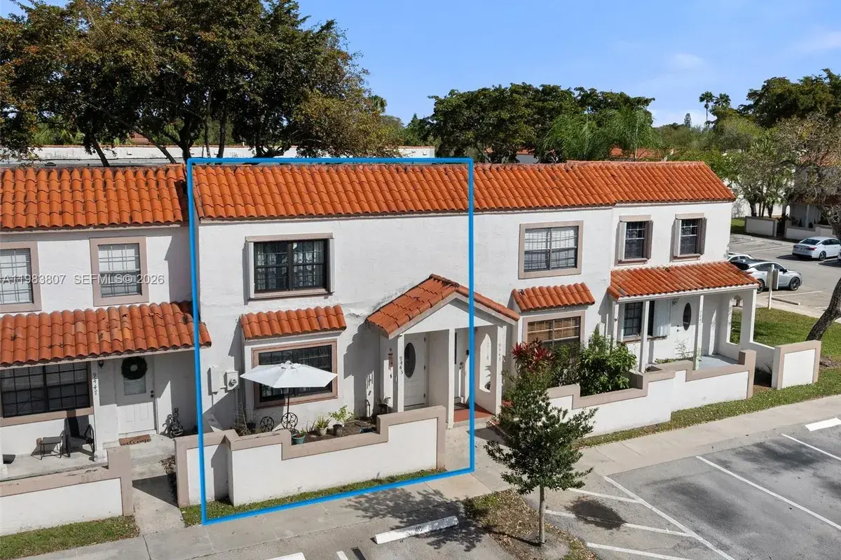9445 NW 42nd St, Sunrise FL 33351