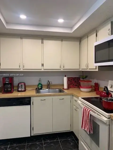 5530 NW 44th St # 111C, Lauderhill FL 33319
