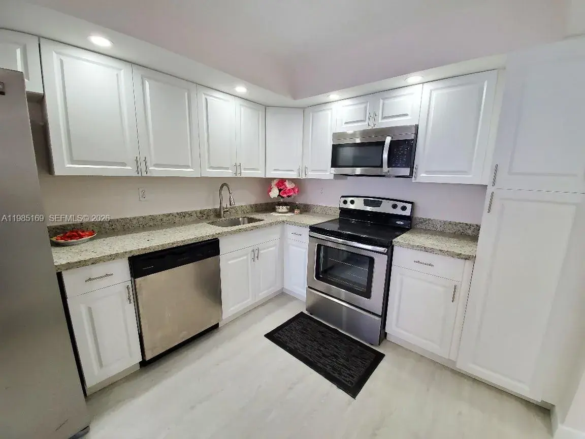 2 bedroom 2 bath Residential Lease for rent at 18011 Biscayne Blvd, Aventura FL 33160