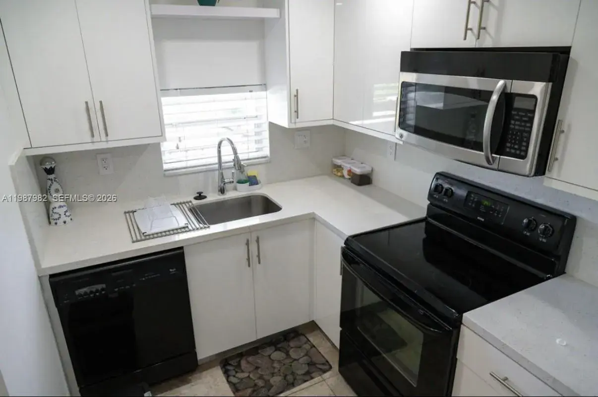 8901 S Hollybrook Blvd # 206, Pembroke Pines FL 33025