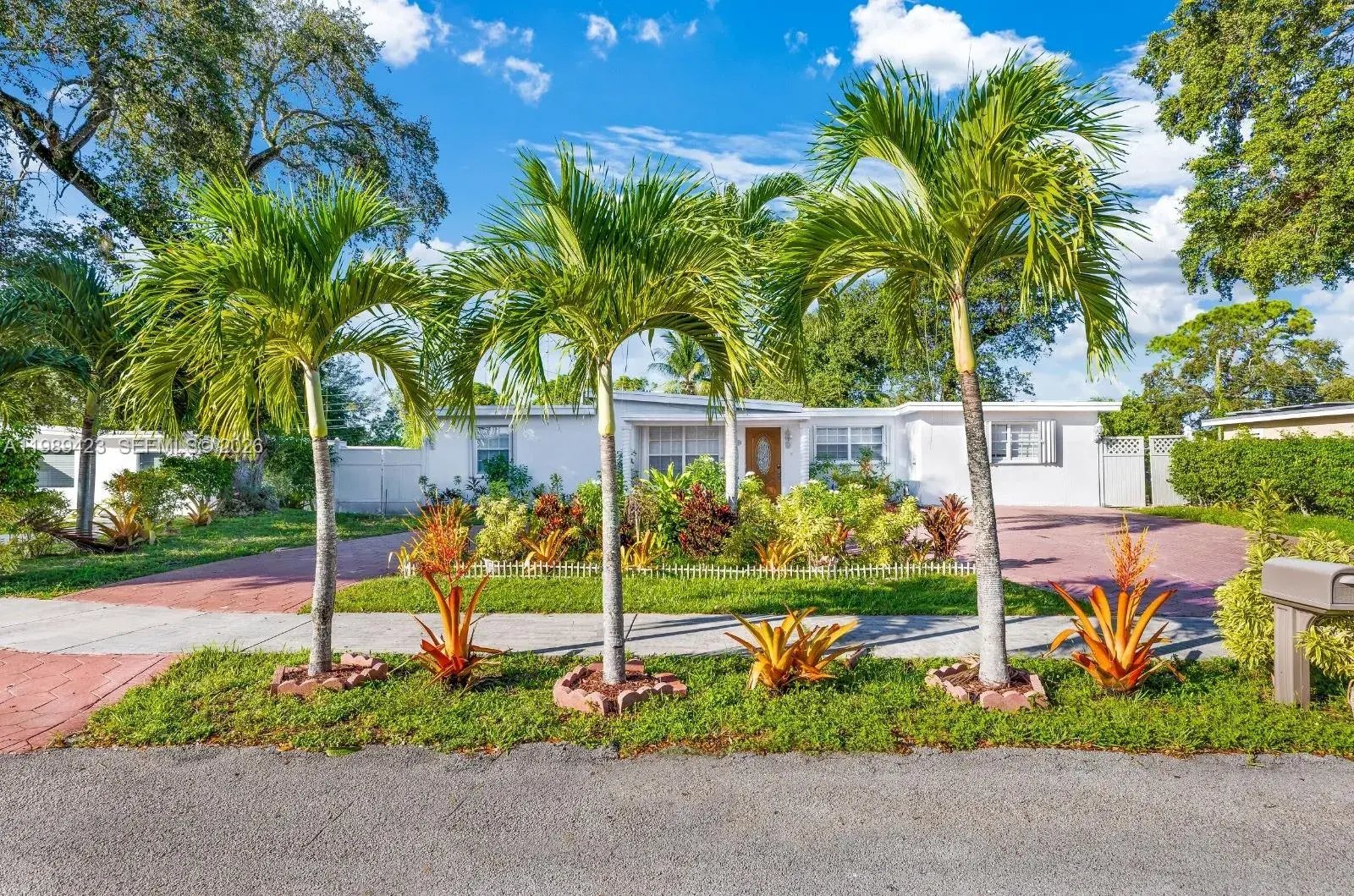 38 Miami Gardens Rd, West Park FL 33023