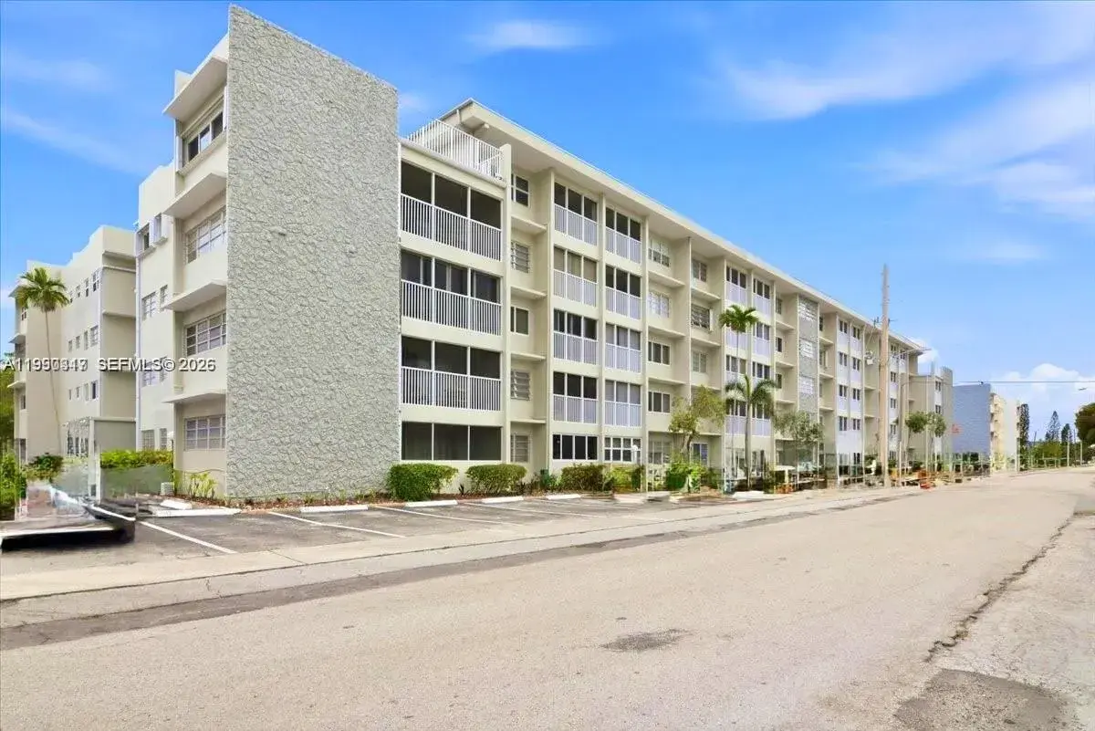 1 bedroom 1 bath Residential for sale at 330 SE 2nd St # 101G, Hallandale Beach FL 33009