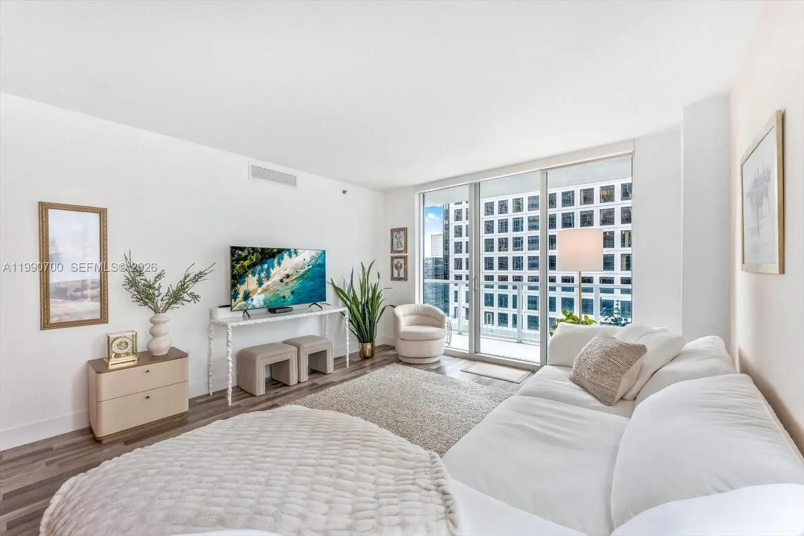 2 bedroom 2 bath for sale at 500 Brickell Ave # 1810, Miami FL 33131