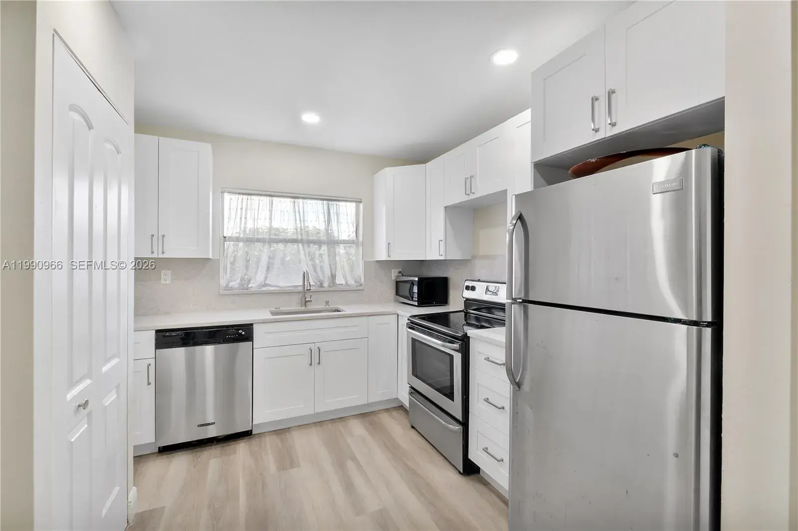 2 bedroom 2 bath Residential for sale at 9201 Sunrise Lakes Blvd # 304, Sunrise FL 33322