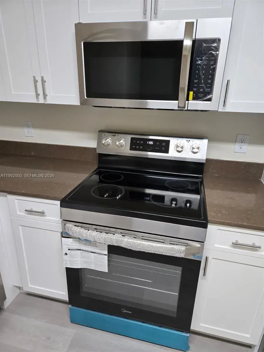 302 Lakeview Dr, Royal Palm Beach FL 33411