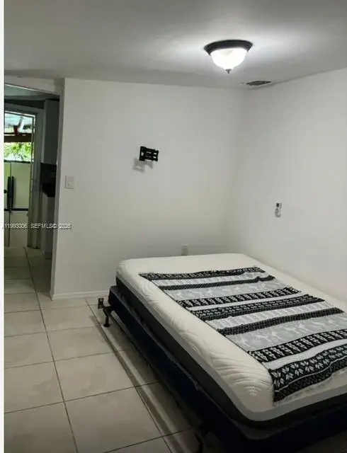 1176 NW 38th St # 2, Miami FL 33127