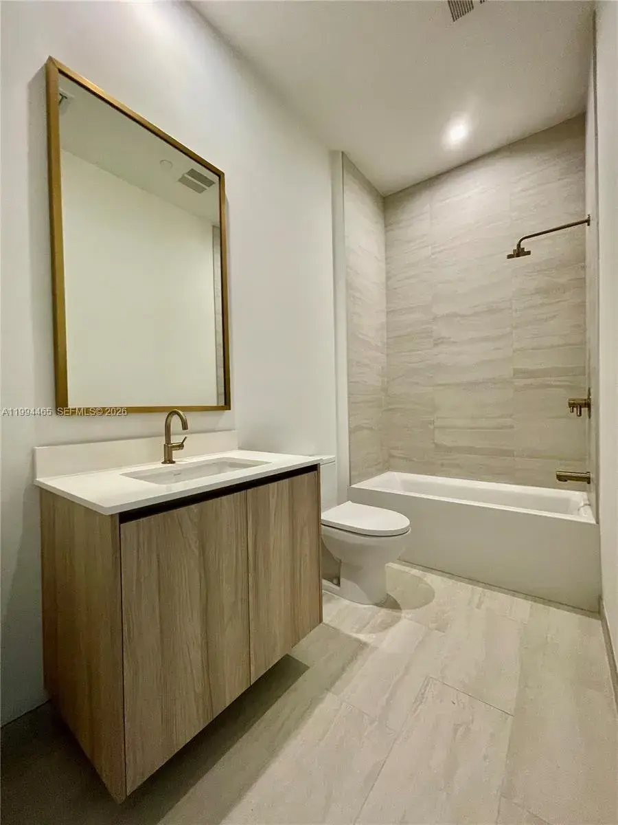 77 SE 5th # 1213, Miami FL 33131