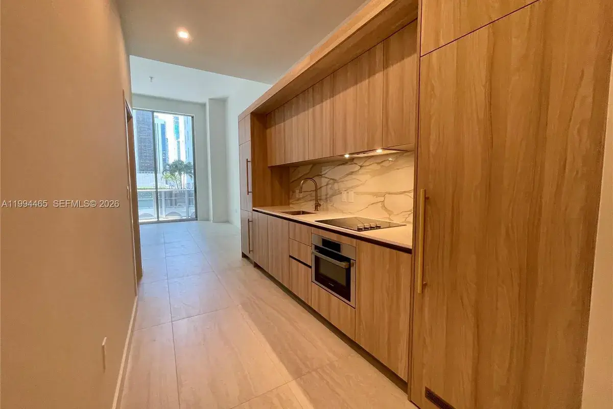 77 SE 5th # 1213, Miami FL 33131