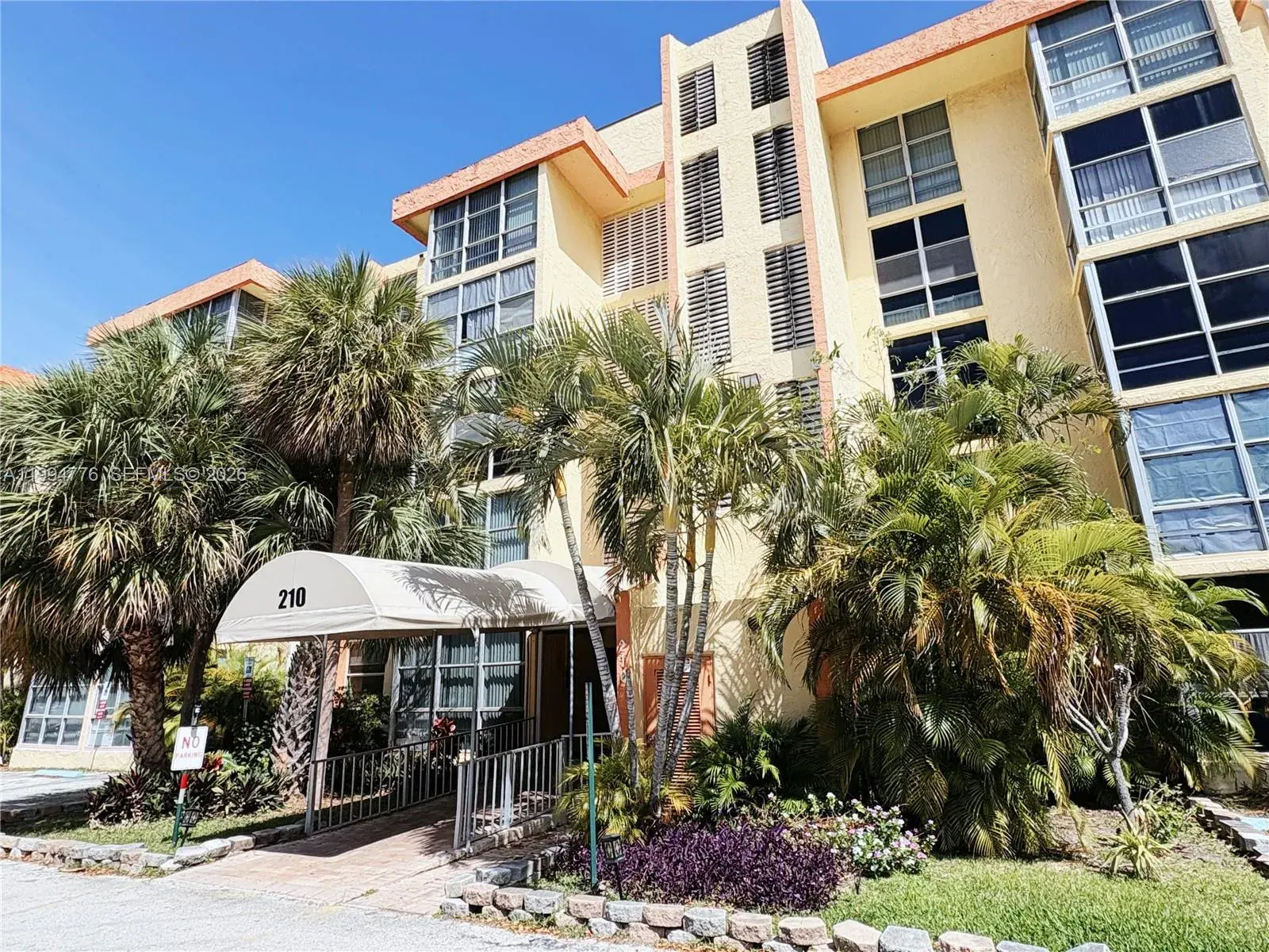1 bedroom 1 bath for sale at 210 172nd St # 333, Sunny Isles Beach FL 33160