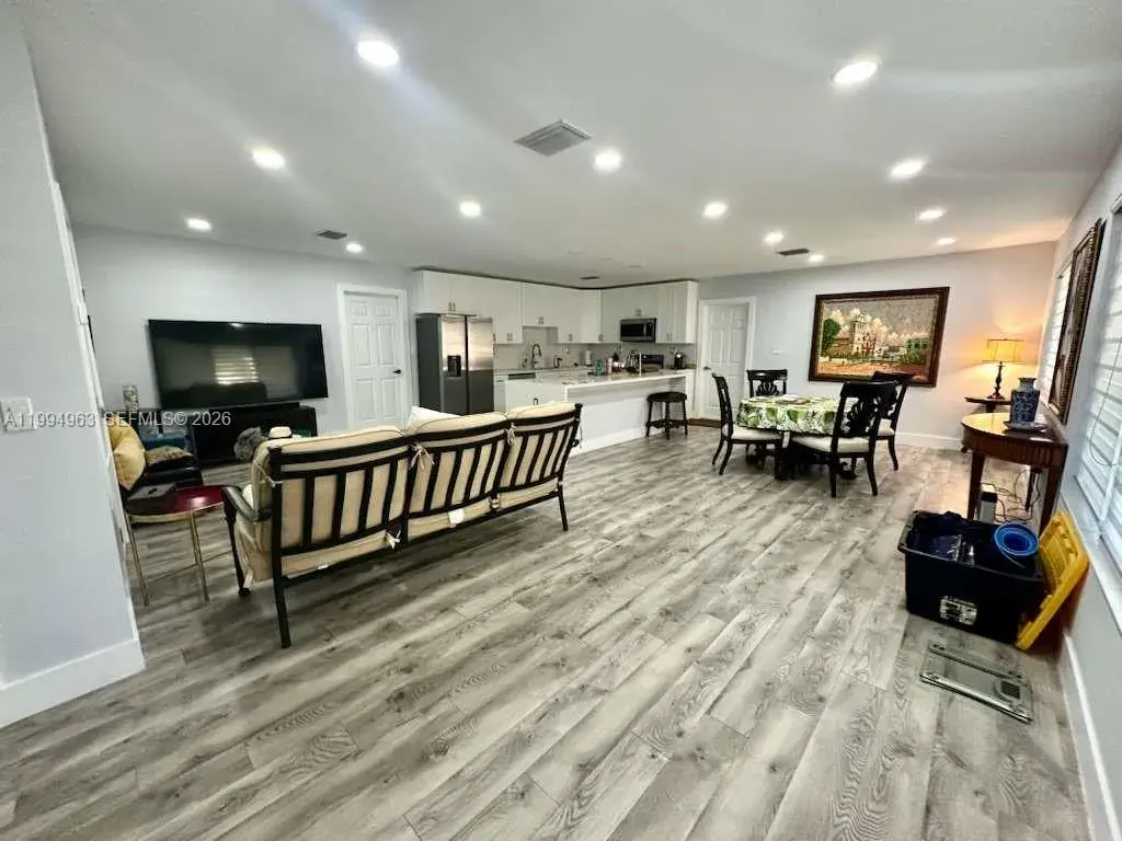 628 SW 6th Ave, Hallandale Beach FL 33009