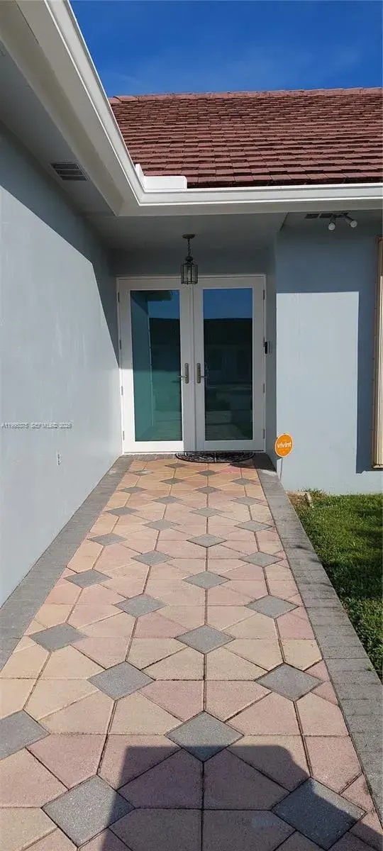 18921 W Oakmont Dr, Hialeah FL 33015