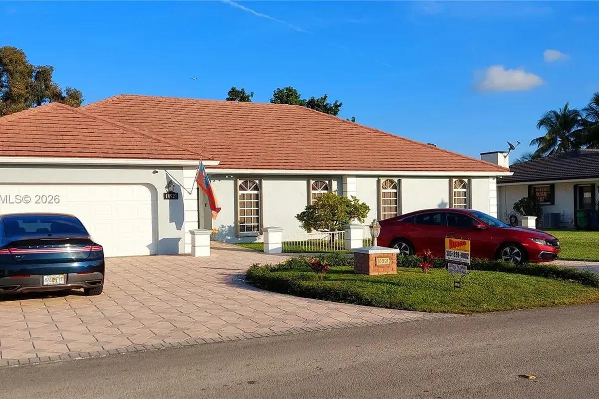18921 W Oakmont Dr, Hialeah FL 33015