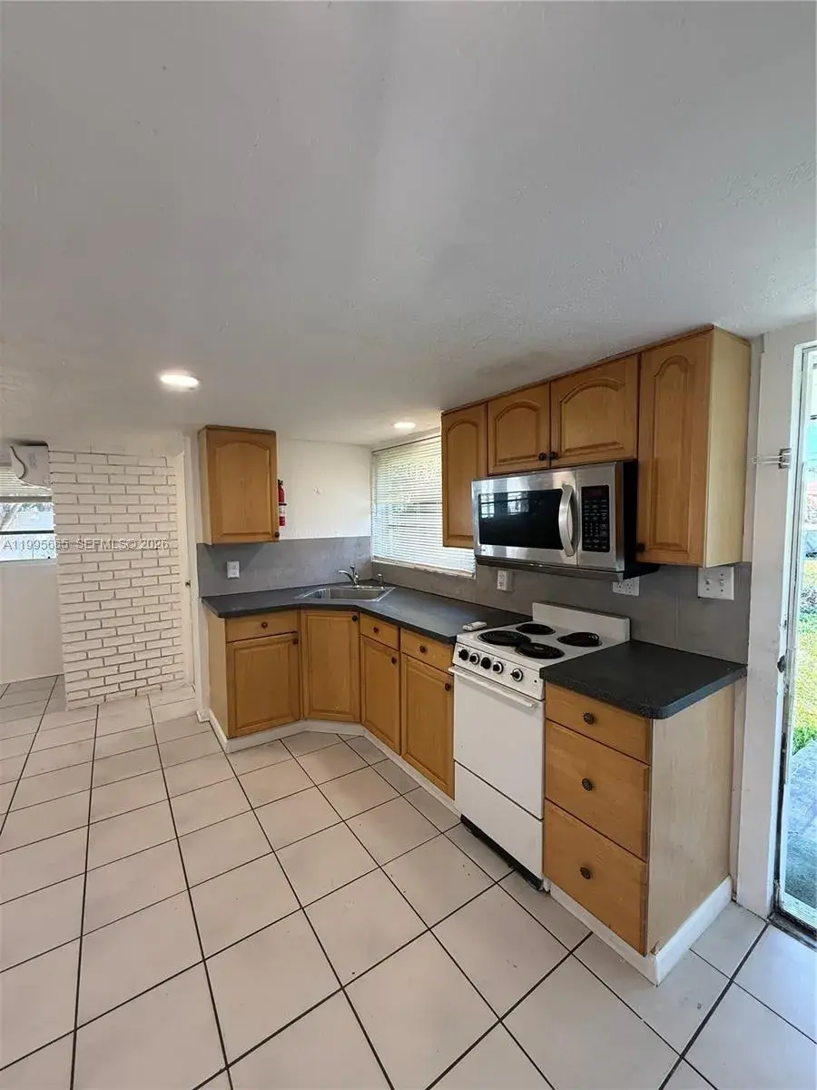 1 bedroom 1 bath Residential Lease for rent at 1101 N 58th Ave # 4, Hollywood FL 33021