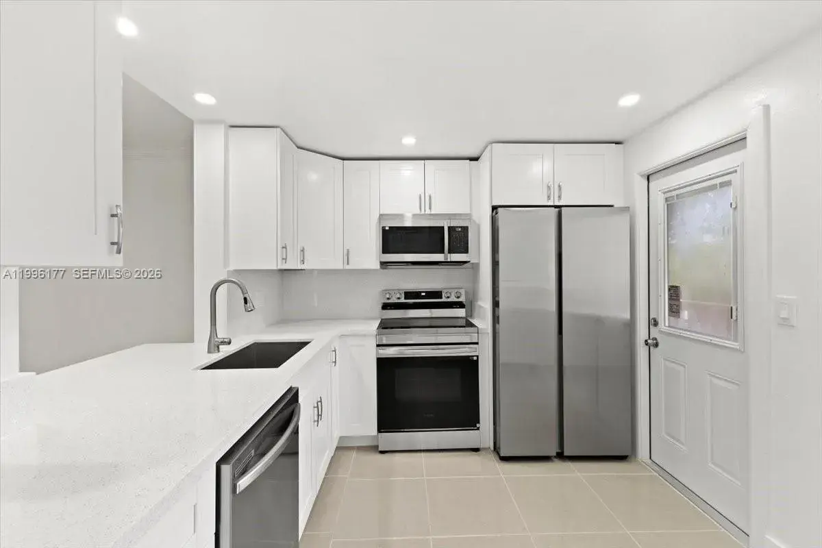 319 NE 14TH AVE # 201, Hallandale Beach FL 33009