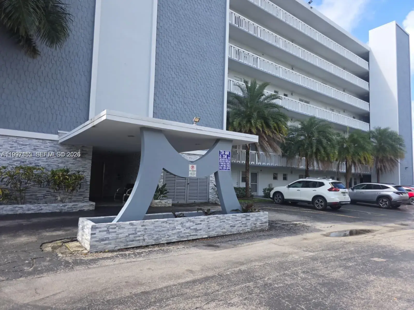 1 bedroom 1 bath Residential for sale at 320 NE 12th Ave # 703, Hallandale Beach FL 33009