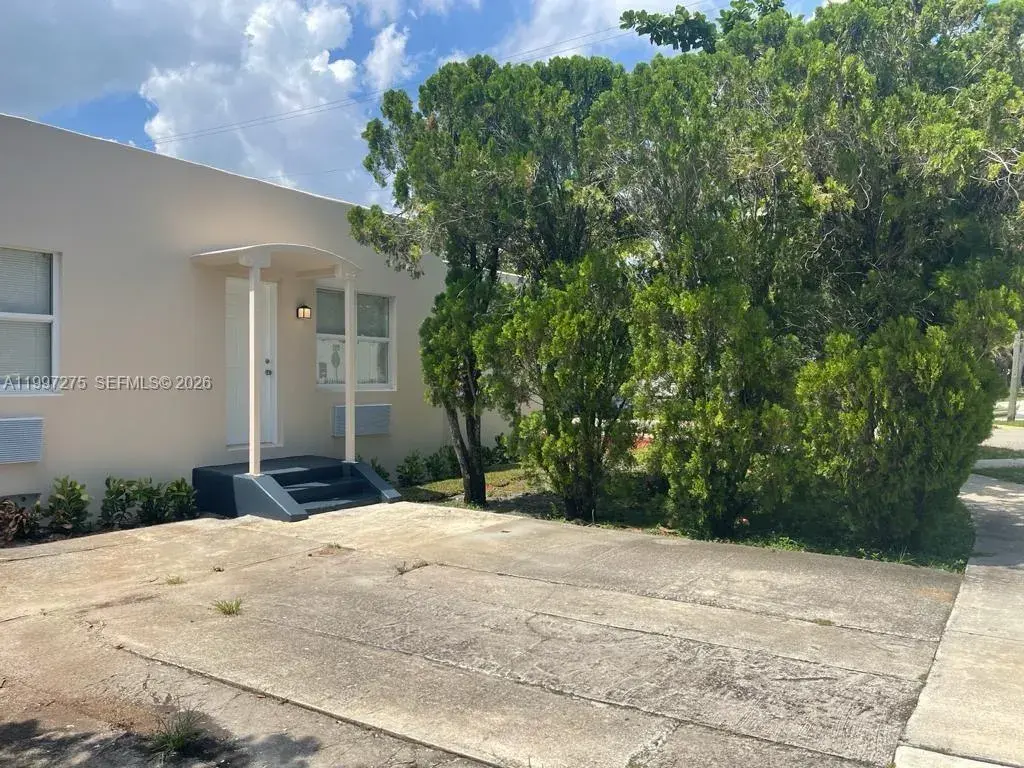 2 bedroom 1 bath Residential Lease for rent at 5800 Taylor St # 2, Hollywood FL 33021
