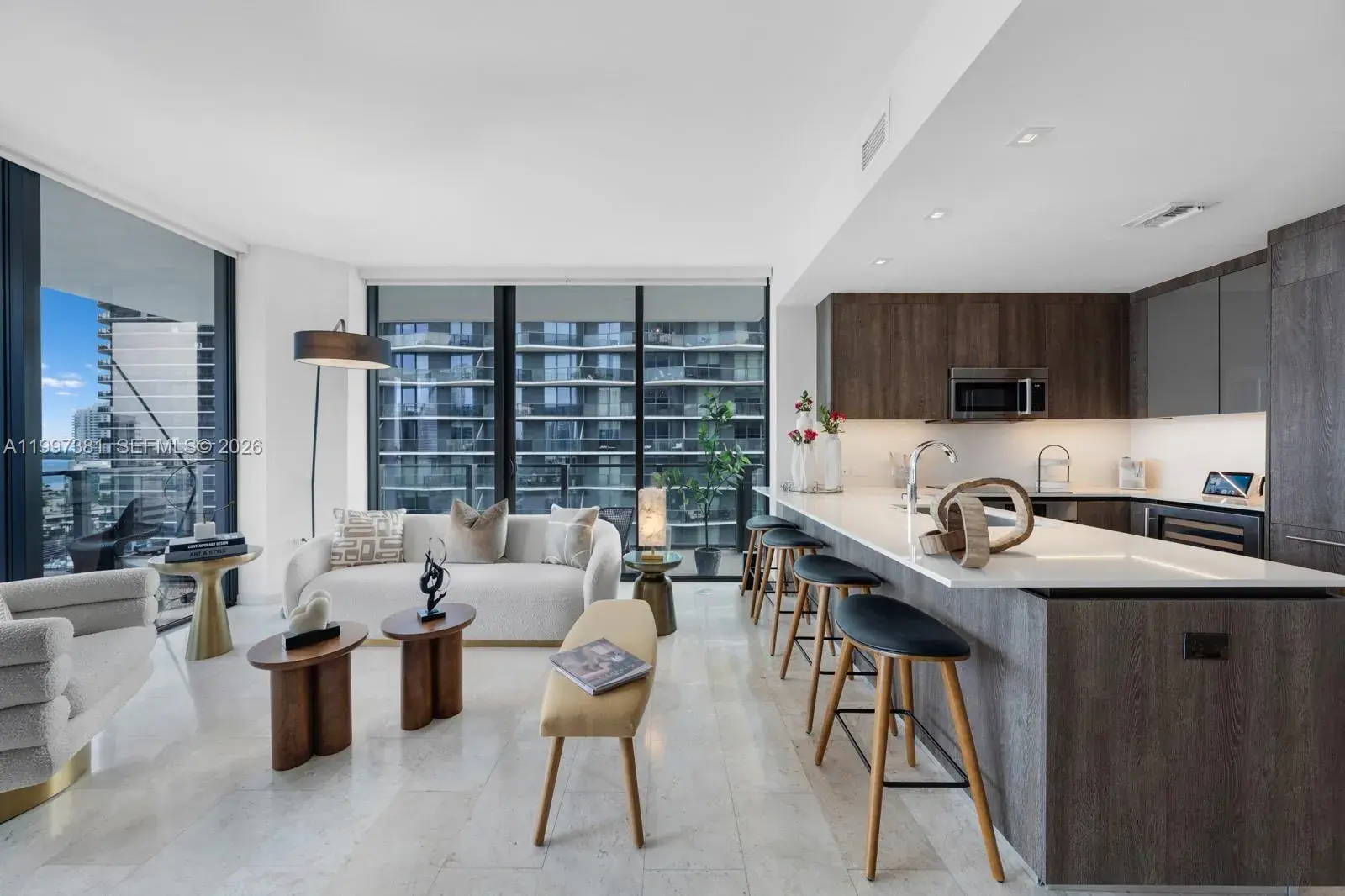 2 bedroom 2 bath Residential Lease for rent at 88 SW 7th St # 1401, Miami FL 33130