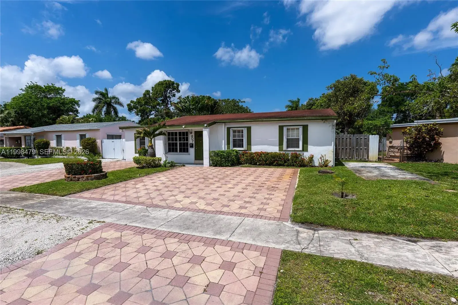 3 bedroom 2 bath Residential for sale at 807 SW 26th Ct, Fort Lauderdale FL 33315