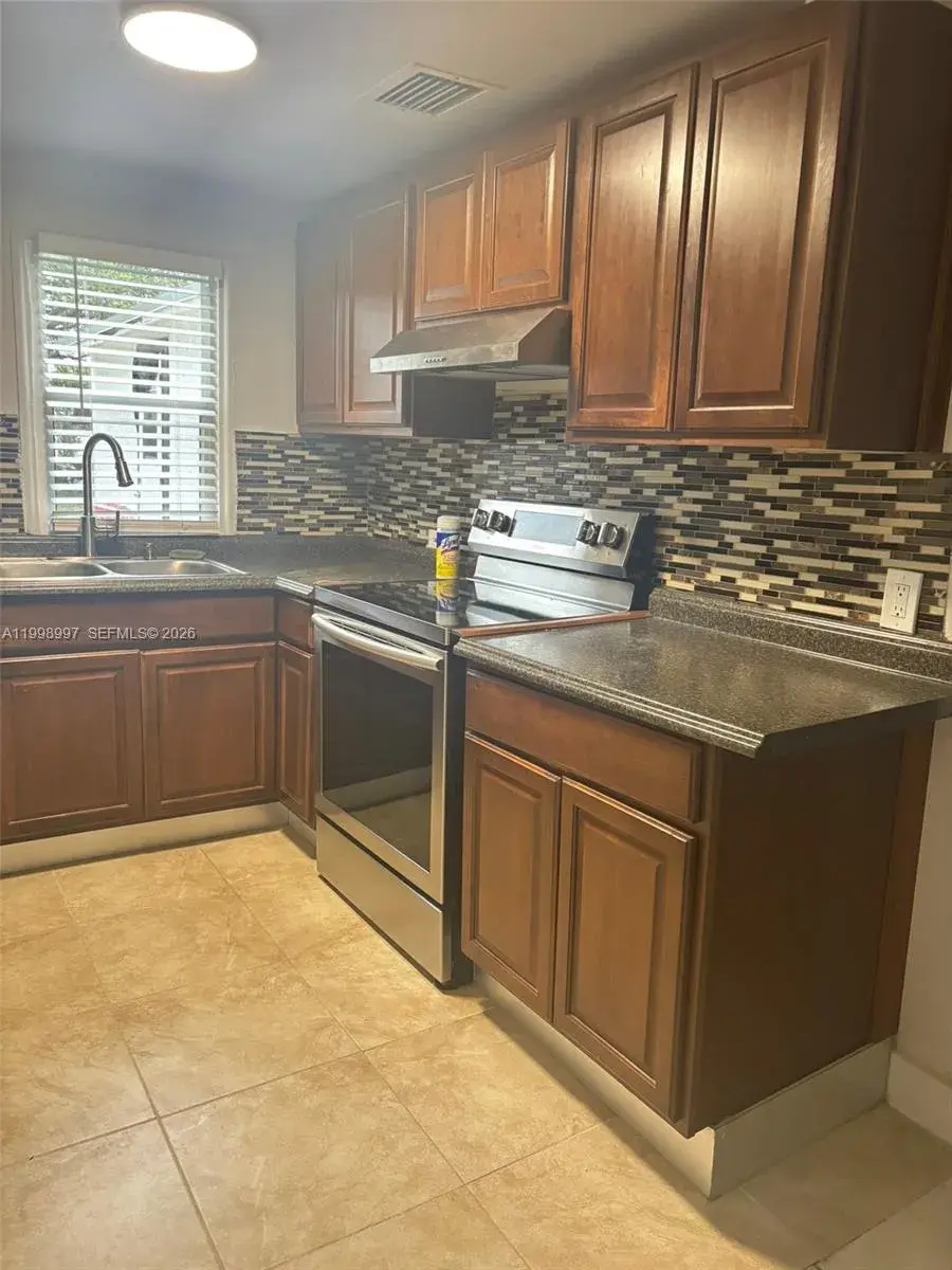 2 bedroom 1 bath Residential Lease for rent at 719 Glenn Pkwy # 1, Hollywood FL 33021