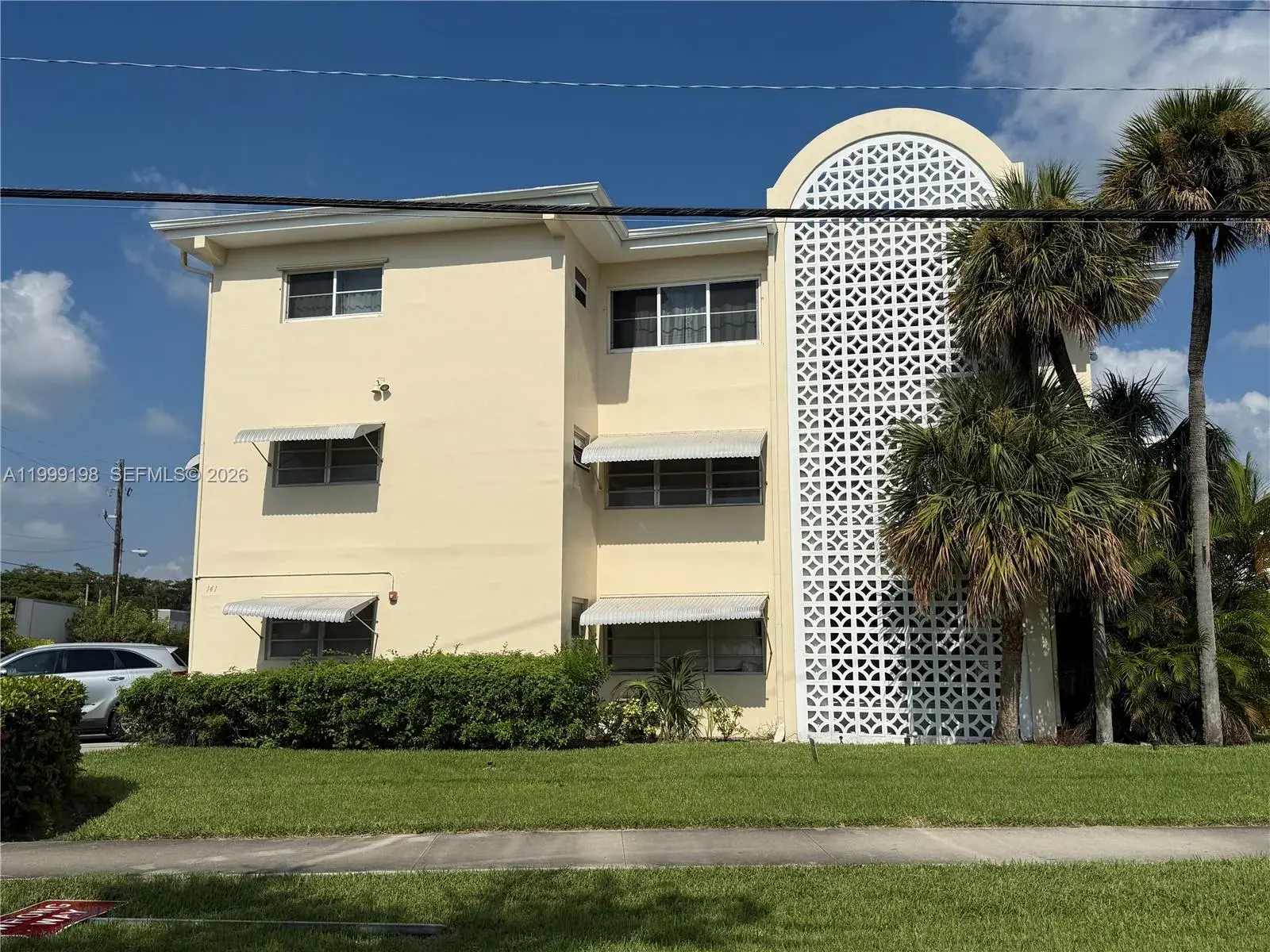 2 bedroom 2 bath Residential Lease for rent at 141 NE 10th Ave # 17B, Hallandale Beach FL 33009