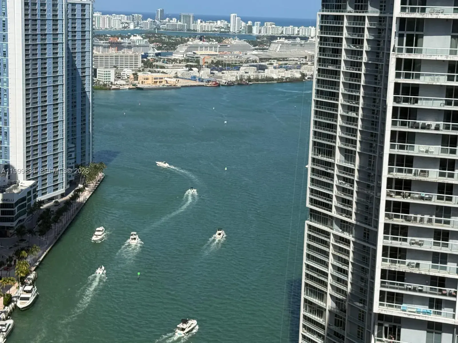 1 bedroom 1 bath Residential Lease for rent at 77 SE 5TH Street # 4214, Miami FL 33131