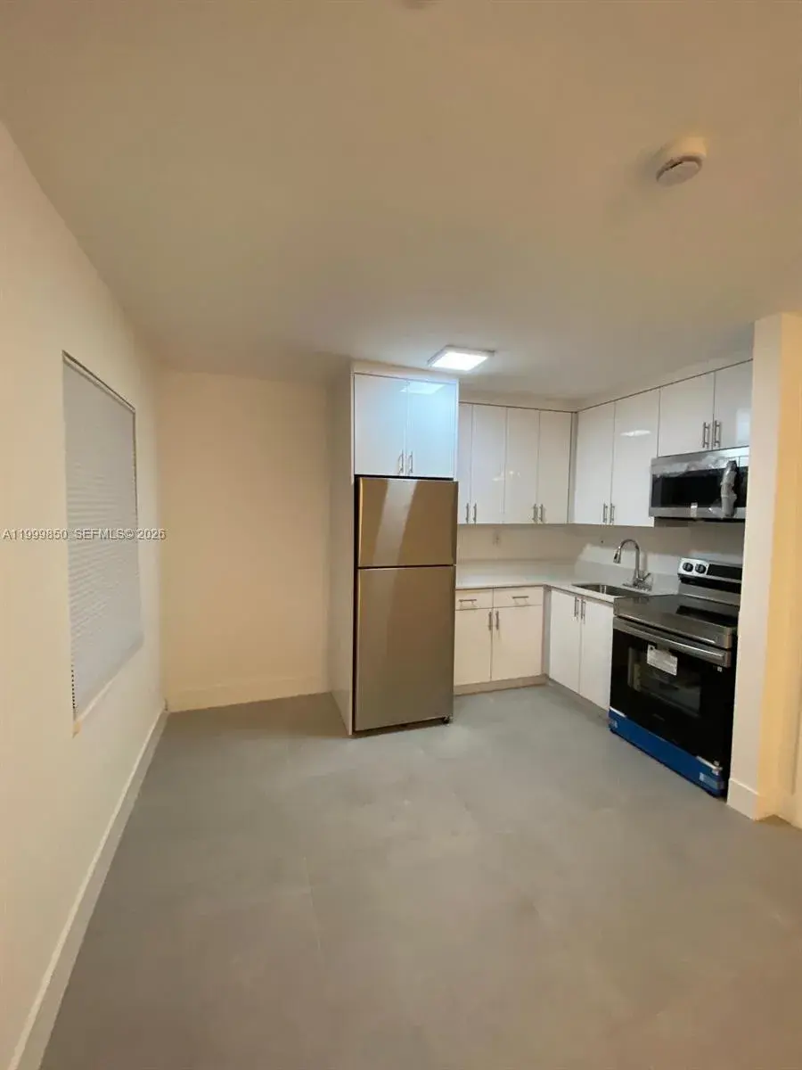 1 bedroom 1 bath Residential Lease for rent at 615 NE 3rd St # 2, Hallandale Beach FL 33009